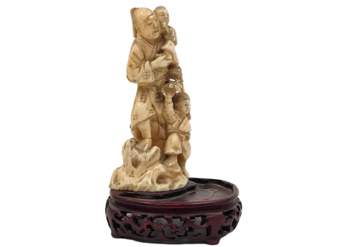פסל סיני עשוי חומר לבן יוקרתי מגולף בעבודת יד אמן, לא חתום, בסיס עץ