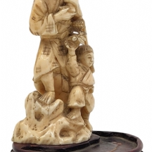 פסל סיני עשוי חומר לבן יוקרתי מגולף בעבודת יד אמן, לא חתום, בסיס עץ