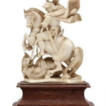 'סנט ג'ורג והדרקון' - פסל אירופאי עתיק עשוי חומר לבן יוקרתי מגולף בעבודת יד אמן,