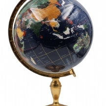 גלובוס שולחני על בסיס מתכת מוזהבת, היבשות והימים מאבני חן שונות