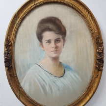 פורטרט אישה אובלי - גירי פסטל על קרטון