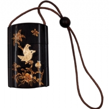 אינרו (Inro) יפני עתיק מהמאה ה-18 קשור בחוט לאוג'ימה (Ojime), תקופת אדו