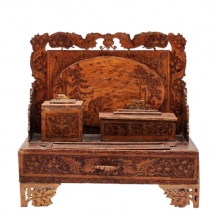 מעמד כתיבה שולחני רוסי עתיק (מתחילת התקופה הסובייטית) עשוי עץ מעוטר ב'עבודת פוקר