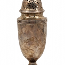 פריט לאספנים - כלי כסף אנגלי לפיזור אבקת סוכר, מתוצרת הצורף: 'Wakely & Wheeler'