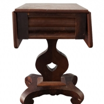 רהיט עץ עתיק, פגמים ורגל הבסיס צריכה חיזוק, תיקון ישן בלתי נראה