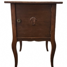 שידת לילה קטנה ויפה עשויה עץ, הדלת בחזית מעוטרת בדגם צדף