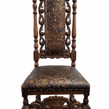 כיסה אנגלי עתיק בסגנון הבארוק, עשוי עץ מגולף בעבודת יד וריפוד עשוי עור מעוטר