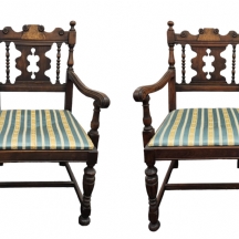 זוג כורסאות אנגליות עתיקות מסוף המאה ה-19, עשויות עץ מגולף וריפוד בד, במצב טוב