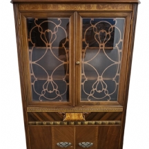 ארון ספריה ישן בסגנון עתיק (יכול לשמש גם כארון תצוגה - ויטרינה), עשוי עץ מעוטר