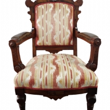 כרסה אנגלית עתיקה מהמאה ה-19 (ויקטוריאנית), עשויה עץ מגולף וריפוד בד