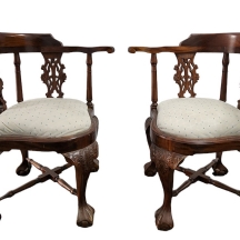 זוג כיסאות פינתיים בסגנון צ'יפנדייל (Chippendale corner chair), עשויים עץ וריפוד