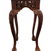 מעמד סיני דקורטיבי עשוי עץ מגולף בעבודת יד, משטח עליון מפורק (מנותק) מהבסיס