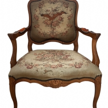 כרסה ישנה בסגנון צרפתי עתיק, עשויה עץ מגולף וריפוד בד (פגום / מצולם בתקריב)