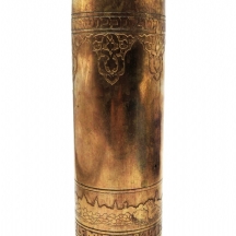 תרמיל פגז עשוי פליז בסגנון בצלאל, מעוטר בכיתוב: "זכרון לכבוש ירושלים כד כסליו