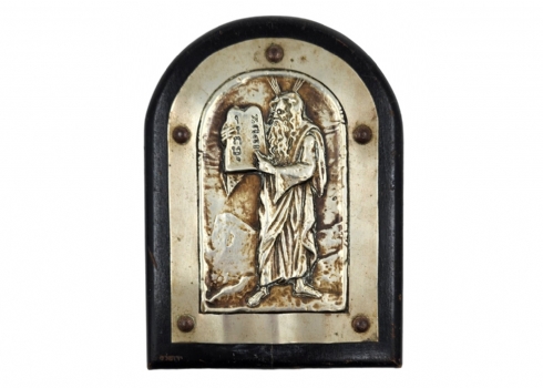 תבליט בצלאל ישן עשוי מתכת מצופה כסף בדמות משה רבנו עם לוחות הברית במעמד הר סיני