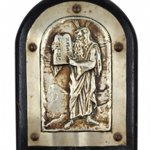 תבליט בצלאל ישן עשוי מתכת מצופה כסף בדמות משה רבנו עם לוחות הברית במעמד הר סיני