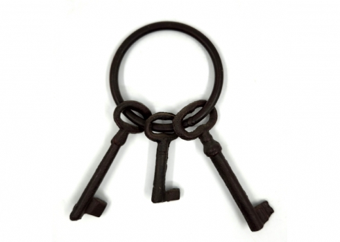 קישוט ישן עשוי ברזל בצורת מפתחות