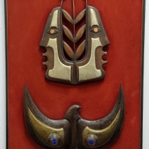 תבליט דקורטיבי ממוסגר עשוי נחושת, פליז ושני מדליוני לאפיס כחול טבעי