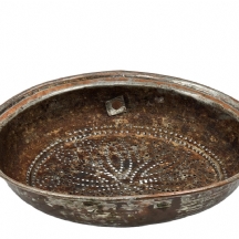 מסננת ישנה לתליה על קיר המטבח, צפון אפריקה, המאה העשרים, עשויה נחושת