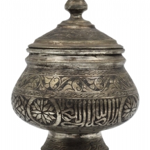 כלי פרסי ומכסה תואם, עשוי נחושת מעוטרת בעבודת יד ומצופה בבדיל