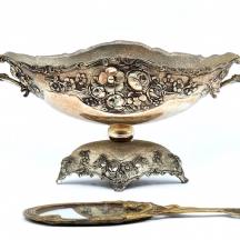 לוט של 2 חפצי מתכת ישנים בסגנון עתיק, סנטרפיס פיוטר מצופה כסף ומראת יד