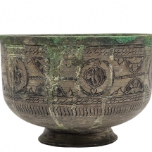 כלי איסלמי עתיק, עשוי נחושת מעוטר בעבודת יד ומצופה בבדיל, אירן 1890-1930 בקירוב