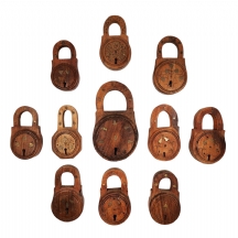 לוט של 11 קישוטי עץ לתלייה על הקיר מעוצבים בצורת מנעולים, חלקם משובצים פליז