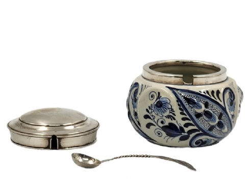 כלי הולנדי עשוי חרסינת דלפט מעוטרת ציורי יד בכחול קובלט, חתום , מכסה כסף