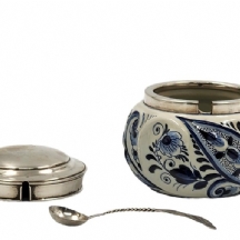 כלי הולנדי עשוי חרסינת דלפט מעוטרת ציורי יד בכחול קובלט, חתום , מכסה כסף