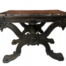 שולחן נוי עתיק מהמאה ה-19 עשוי עץ מגולף בעבודת יד ומשטח עשוי שיש שחור מנומר