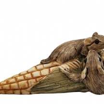 נטסקה (נצוקי) איכותי ויפה במיוחד עשוי חומר לבן יוקרתי מגולף בעבודת יד אמן