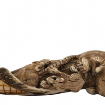 נטסקה (נצוקי) איכותי ויפה במיוחד עשוי חומר לבן יוקרתי מגולף בעבודת יד אמן