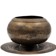 סט כלי מתכת פרסים ישנים ויפים בני כשמונים שנה, עשויים פליז מעורבב עם נחושת