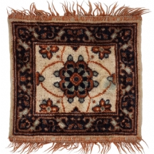 שטיחון קטן, עשוי בעבודת מכונה, כתמים, מידות: 46X44 ס"מ.