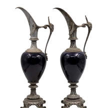 זוג אגרטלים גבוהים ומרשימים בסגנון הניאו רנסנס, עשויים פיוטר וחרסינה כחולה