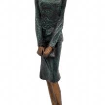 פסל בדמות אישה אלגנטית, עשוי חומר יצוק, תיקון לחיבור בין הרגליים לבסיס