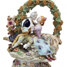 "תנשק אותי כבר קיבינימט" - קבוצה פיסולית גדולה עשויה חרסינה, מעוטרת בצביעת יד