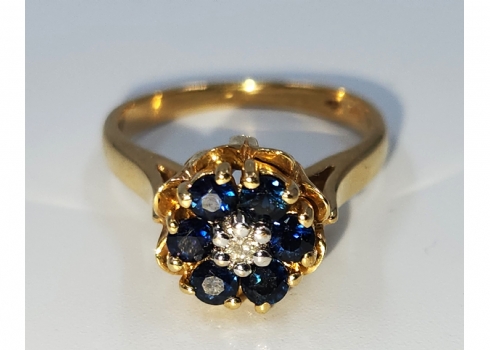 טבעת פרח עשויה זהב צהוב 14 קארט, משובצת ספירים ויהלום במשקל של 4 נקודות, משקל כו