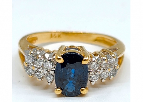 טבעת עשויה זהב צהוב 14 קארט משובצת אבן ספיר כחולה ו-12 יהלומים