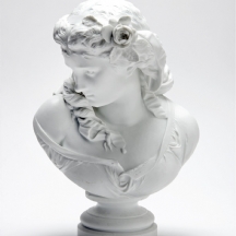 פסל ביסקוויט לבן בדמות נערה, לא חתום