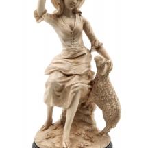 'נערה וכבשה' - פסל דקורטיבי עשוי חומר יצוק