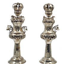 זוג רימונים גדולים ומרשימים לספר תורה עשויים כסף