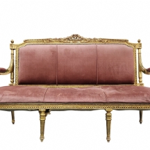 ספה צרפתית ישנה ומרשימה בסגנון לואי ה-16, עשויה עץ מגולף ומוזהב וריפוד בד