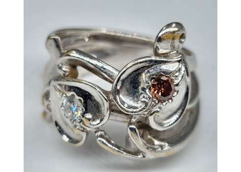 טבעת מרשימה לאישה, עשויה זהב לבן 18 קארט (חתומה), משובצת שני יהלומים