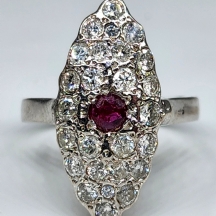 טבעת מרשימה לאישה עשויה זהב לבן 14 קארט (חתומה) משובצת במרכזה אבן רובי במשקל של
