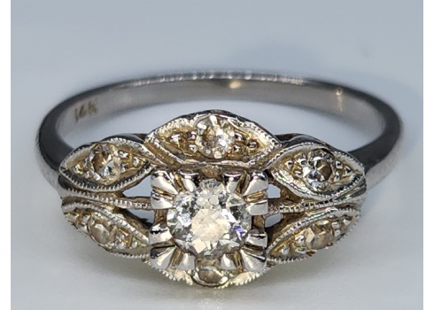 טבעת לאישה עשויה זהב לבן 14 קארט (חתום) משובצת יהלומים במשקל כולל של כ: 16 נקודו