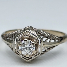 טבעת עתיקה לאישה עשויה פלטינה, לא חתום אבל נבדק, משובצת במרכזה יהלום במשקל של כ: