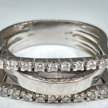 טבעת עשויה זהב לבן 18 קארט (חתום), משובצת 22 יהלומים במשקל כולל של כ: 0.66 קארט,