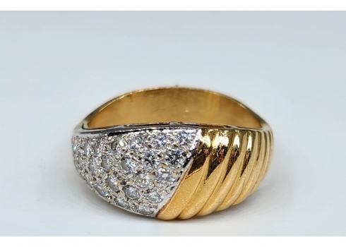 טבעת זהב עשויה זהב צהוב 18 קארט (חתומה) משובצת יהלומים במשקל כולל של כ-45 נקודות