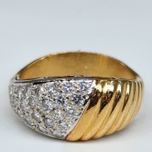 טבעת זהב עשויה זהב צהוב 18 קארט (חתומה) משובצת יהלומים במשקל כולל של כ: 45 נקודו